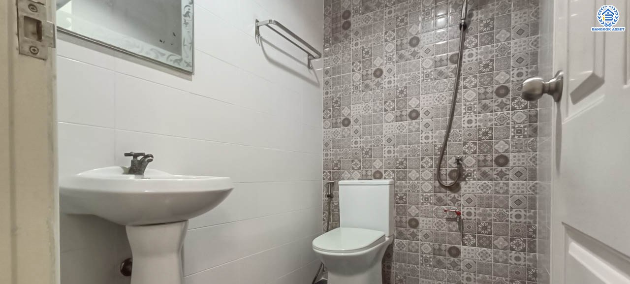 *****ทาวน์เฮ้าส์มือสองปทุมธานี โครงการ พฤกษาD คลองสาม เนื้อที่กว้างเกือบ 24 ตร.ว. ฟังก์ชัน 3 ห้องนอน 2 ห้องน้ำ 2 ที่จอดรถ หน้ากว้างมีพื้นที่ เป็นหลังมุมกลับรถ บนทำเลเชื่อมต่อ ถนนคลองหลวง ใกล้รถไฟฟ้าสายสีแดง "สถานีรังสิต" และจุดขึ้นทางด่วน "วงแหวนรอบนอกตะวันออก-รังสิตคลอง5"